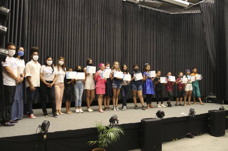  Crianças e adolescentes atendidos na Usina da Paz receberam certificado de participação na programação natalina