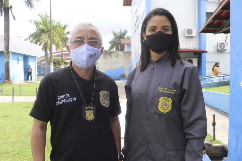 ttttttttttttttttttttttttttttttNa imagem estão Jorge Almeida, diretor da Didem e Jully Bahia Castro, papilocopistas de Polícia Civil