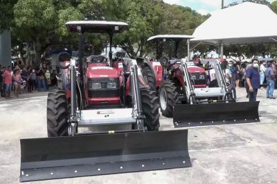 notícia: Máquinas para agricultura familiar e limpeza urbana vão beneficiar 15 municípios