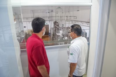 notícia: Governador conhece linha de produção da Cooperativa Agrícola Mista de Tomé-Açu 