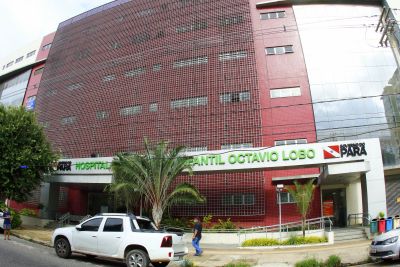 Time de futebol americano visita Hospital Oncológico Infantil