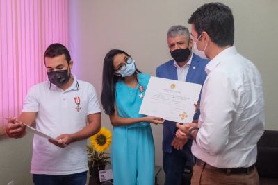 notícia: Governo do Estado entrega homenagem a profissionais de saúde que empurraram maca com paciente na Transamazônica