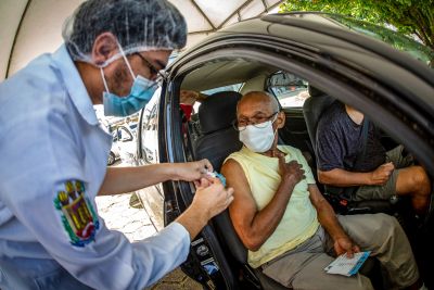 galeria: Uepa - Fotos vacinação de idosos de 83 anos contra Covid-19 - Escola de Enfermagem
