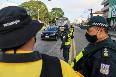 notícia: Homem é detido por agentes do Departamento de Trânsito do Estado após importunação sexual