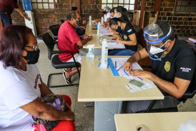 notícia: Agentes de segurança pública ajudam na vacinação de idosos em Belém