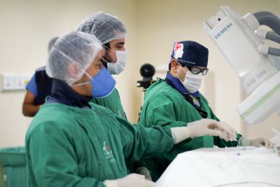 notícia: Hospital Regional Abelardo Santos realiza cirurgia neurológica com paciente acordada
