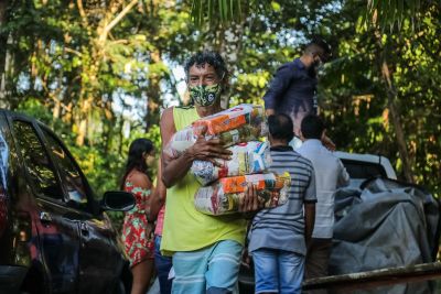 notícia: Famílias impactadas pela pandemia recebem cestas básicas no interior