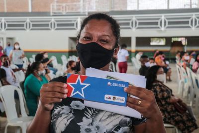 Uma das moradoras contempladas pelo programa habitacional