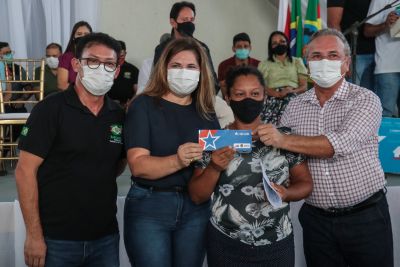 Orlando Reis (d) e Renato Ogawa (e) na entrega dos benefícios