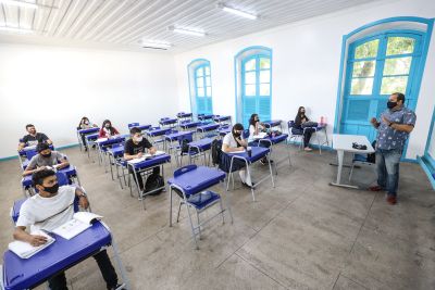 notícia: Governador anuncia calendário de pagamento de bolsas de R$100 a estudantes paraenses