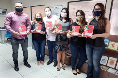 notícia: Livro sobre o trabalho infantil é entregue pela Ioepa