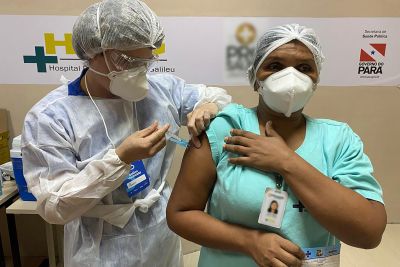 notícia: Auxiliar de higienização é a primeira a ser vacinada no Hospital Público Galileu