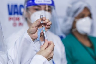 notícia: Punição para quem 'furar a fila' da vacina pode chegar a 12 anos de prisão 