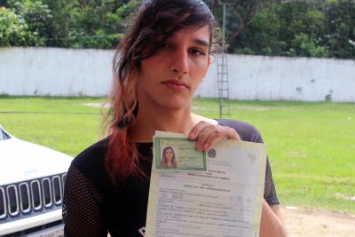 notícia: Estado viabiliza alteração de registro civil para mulher trans