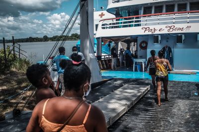 notícia: Barco Hospital Papa Francisco chega à comunidade quilombola em Oriximiná
