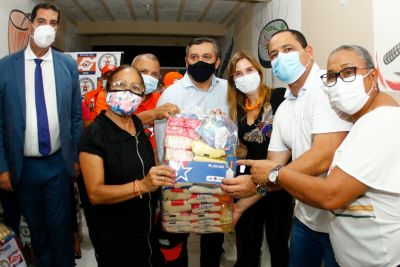notícia: Estado entrega benefícios do 'Sua Casa' e cestas básicas a famílias atingidas por incêndio e vendaval