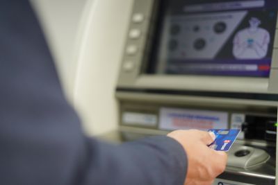 notícia: Servidores estaduais recebem salários de fevereiro a partir do dia 24