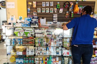 notícia: Adepará fiscaliza revendas agropecuárias e produtos de uso veterinário
