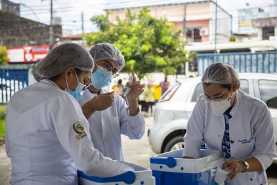 notícia: Idosos recebem a segunda dose da vacina contra a Covid-19