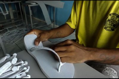 notícia: Internos do sistema penal já produziram mais de 4.800 pares de sandálias