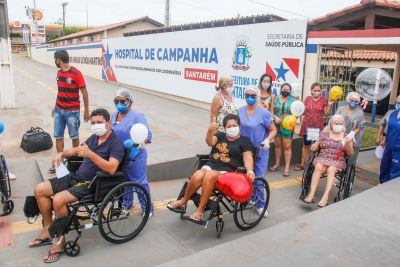 notícia: Mais quatro pacientes recebem alta médica do Hospital de Campanha de Santarém 