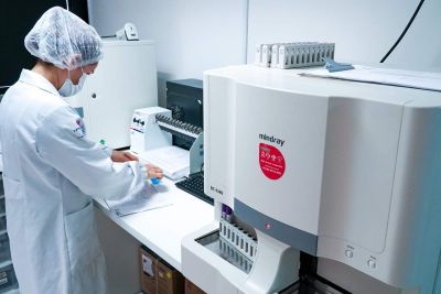 notícia: Laboratório do Hospital Jean Bitar é certificado como um dos melhores do país pela terceira vez consecutiva