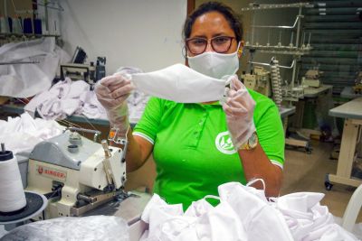 notícia: Fábrica Esperança confecciona material para abrigos de moradores de rua em Belém  