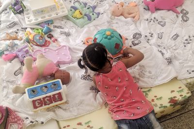 notícia: Famílias em situação de rua acolhidas em escola ganham espaço para o lazer das crianças