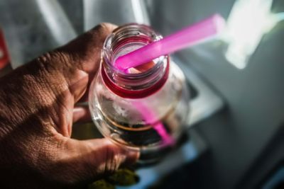 notícia: Lei estadual determina uso de canudo biodegradável no comércio formal e informal