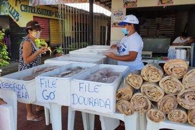 notícia: Consumidores vão às compras em clima tranquilo no primeiro dia da Feira do Pescado 