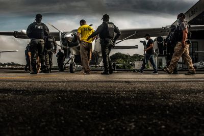 notícia: Presos indiciados por ataques contra policiais penais são transferidos para presídios federais