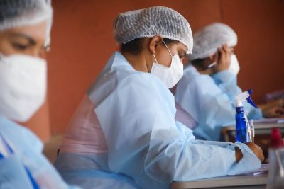 notícia: Profissionais de saúde atuam incansavelmente no atendimento de casos de Covid-19