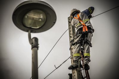 notícia: Justiça suspende corte de energia elétrica de consumidores de baixa renda