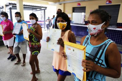 notícia: Vulneráveis abrigados em escolas estaduais recebem certidão de nascimento
