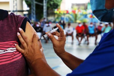 notícia: Pessoas em situação de rua, acolhidas em abrigos emergenciais, receberam a vacina contra a Covid-19