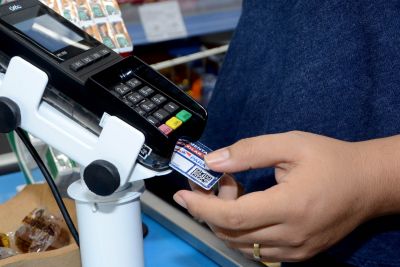 notícia: Estado disponibiliza cartões de vale-alimentação para familiares de custodiados