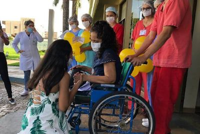 notícia: Na semana do Dia das Mães, paciente reencontra quatro filhas após três meses de internação