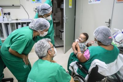 notícia: Bebê com síndrome de Down venceu a Covid-19 após 12 dias internado