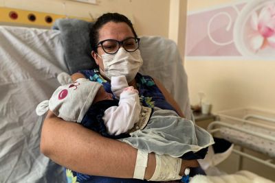 notícia: Mulheres comemoram nascimento de primogênitos às vésperas do Dia das Mães