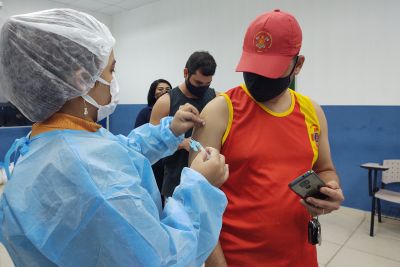 notícia: Agentes de segurança são imunizados para proteger a sociedade