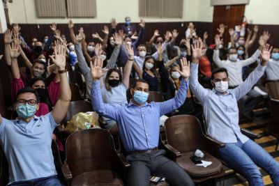 notícia: Médicos formados no exterior recebem diplomas revalidados