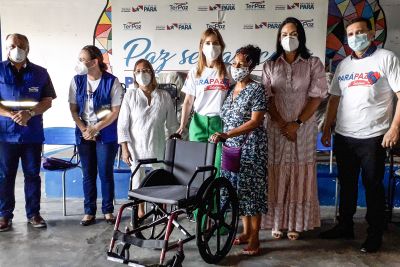 notícia: Moradores da Cabanagem cadastrados no Programa TerPaz recebem cadeiras de rodas 