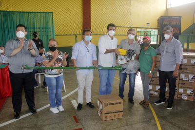 notícia: Governo entrega motores de rabetas para agricultores da região de Afuá