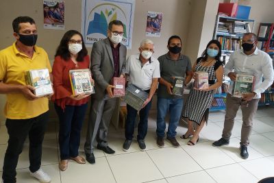 notícia: Doação de livros amplia acervo de biblioteca municipal