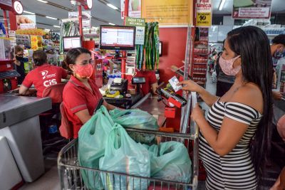 notícia: Supermercados ficam movimentados com a liberação da 10ª recarga do vale-alimentação