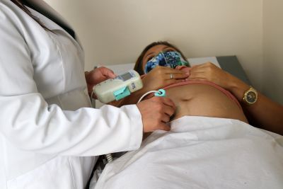 Mayssa Evelyn recebendo atendimento no ambulatório da mulher 