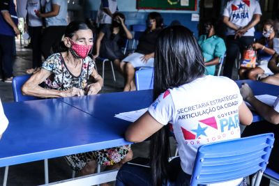 notícia: Famílias são contempladas com cestas básicas em ação integrada do Estado