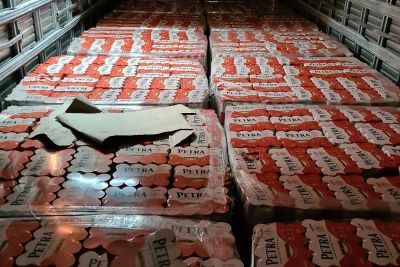 notícia: Sefa apreende 45 mil garrafas de cachaça com notas frias