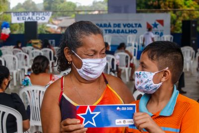 notícia: Governo entrega cestas de alimentos e benefícios do 'Sua Casa' em Alenquer