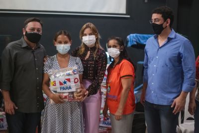 notícia: Estado entrega cestas de alimentos para 50 famílias do bairro Águas Lindas